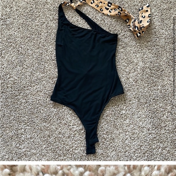 Lulu’s | leopard print black bodysuit size small - Picture 3 of 5
